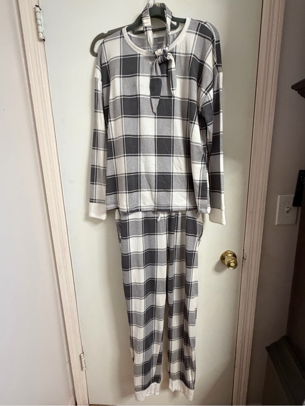 Sonoma Women’s Gray and White 3 Piece Plaid Pajama Set - Cozy